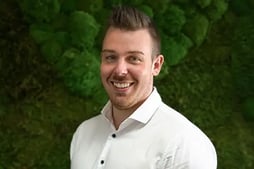 autorenbild-marvin-plueschke